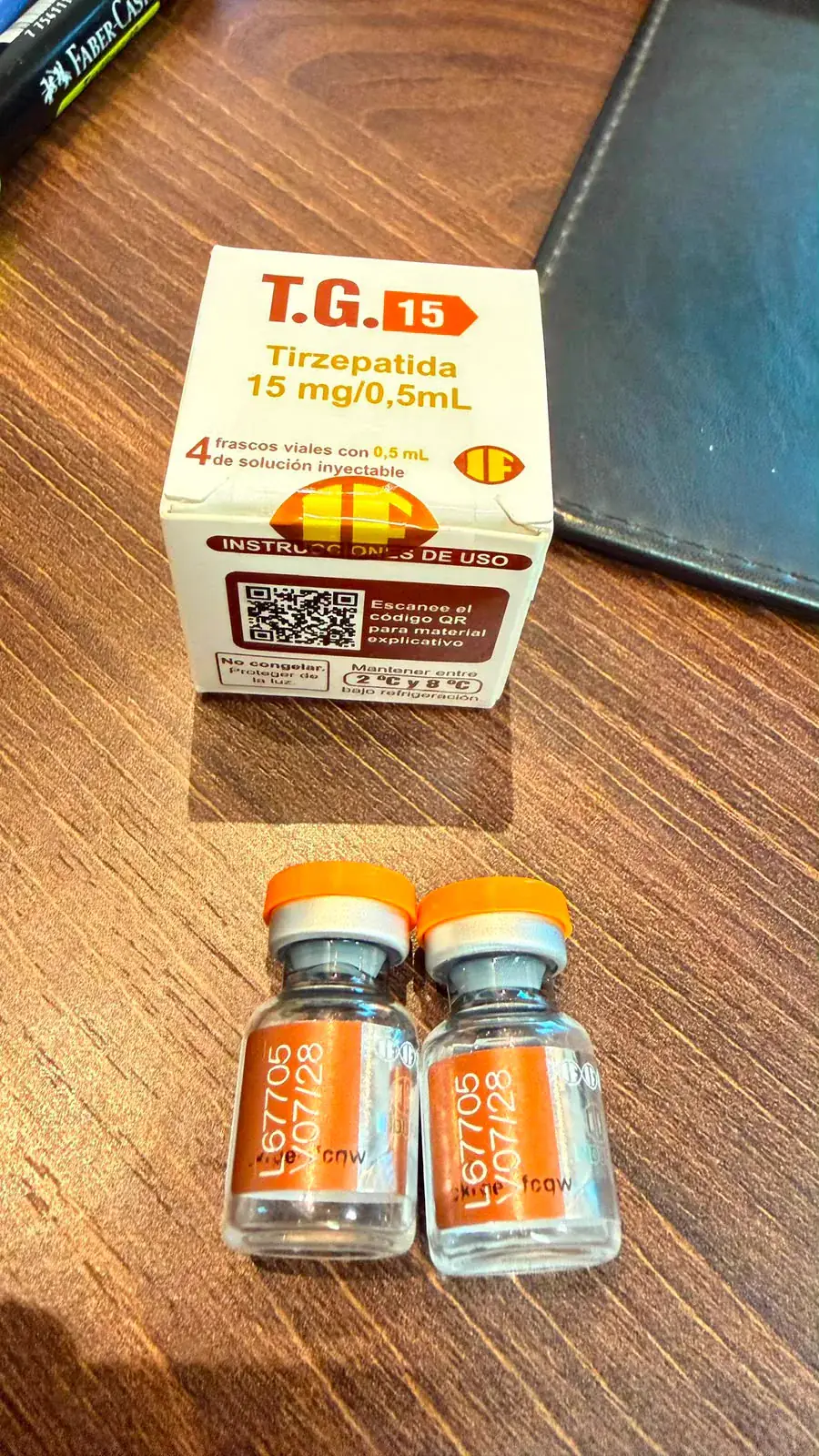 Caixa da TG 15 e dois frascos com tampa laranja, com lote e validade impressos no rótulo